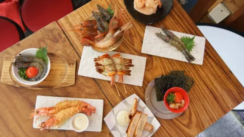 Live Shrimp Bar Orb Fukushima in Osaka