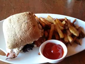 Commodore Grand Cafe & Lounge