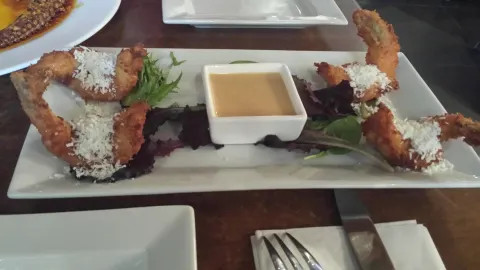 Manu's Kitchen Bar & Sushi Lounge in Newark
