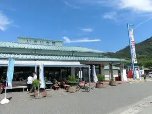 Michi-no-Eki Yoshiumi Ikiikikan