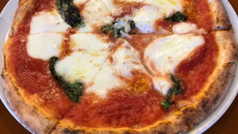 Pizzeria Eigoro Iyomishima in Ehime Prefecture