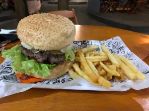 Srta. Petit Hamburgueria Artesanal