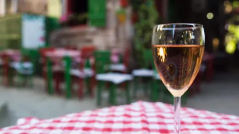 Vino Sarap Evi Cunda in ไอวาลิค