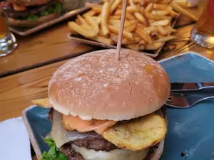 HANS IM GLUECK Burgergrill & Bar