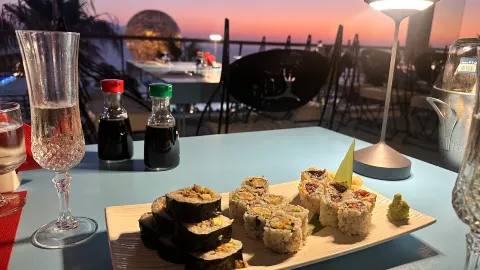 Pathos Club & Restaurant in イオス島