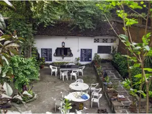 Labboo's Café and Lodge