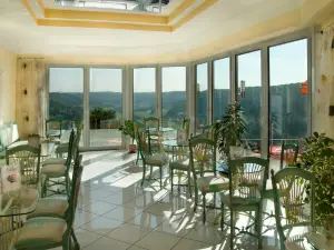 Cafe Bauer