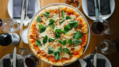 UNA pizza + wine Calgary: 17th Ave in คาลการี