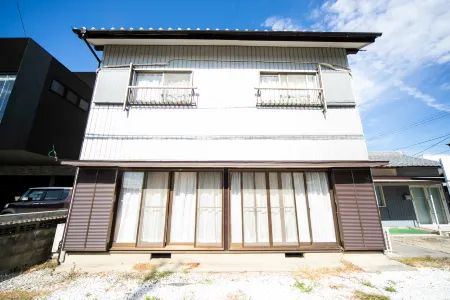 Yokkaichi Large House in Shimizucho nearby Yokkaichi STN Отели рядом со станцией JR Yokkaichi station