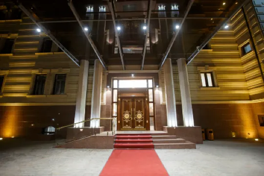 Krokus Plaza Hotel Отели рядом с достопримечательностью «Рынок Чорсу»