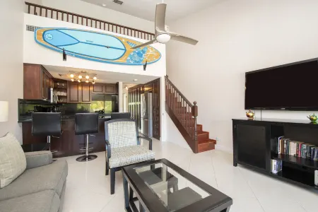 Beach Living at Island Pine Villas BLAW Отели рядом с достопримечательностью «Clock Tower»