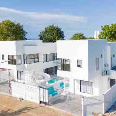 Spacious 14BR Modern Pool Villa VVP31.19 | Pattaya Hotel Exterior