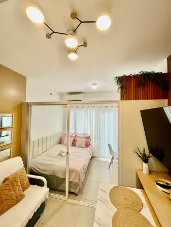 Condo in Tagaytay Отели рядом с достопримечательностью «La VeryOls Mountain View Garden»