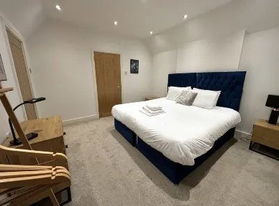 Large Home near city centre, UOB & QE hospital فنادق في 