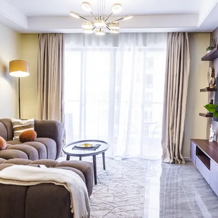 Chic Loft steps from Yaya Center | Pool + gym Отели рядом с достопримечательностью «Торговый центр Yaya Centre»
