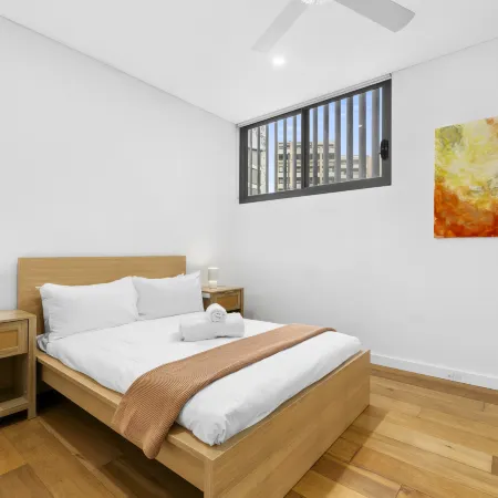 Central art-filled 2 beds with balcony & aircon