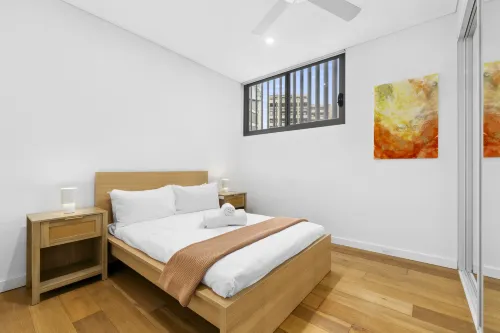 Central art-filled 2 beds with balcony & aircon