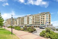 Beachfront at Glenelg Oaks Parking Pool Gym Wi-Fi 鄰近Beachouse游樂園的酒店