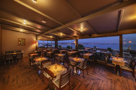 Triton Hotel Отели рядом с достопримечательностью «Библиотека Ахмеда III»