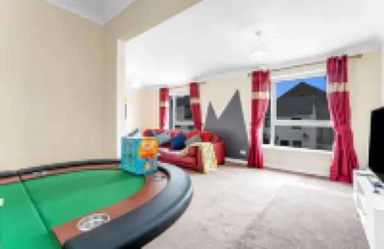 The Townhouse - 4 Rooms Large Beds with TV's, Poker Table, Fully Equipped, Easy Ring-Road Access