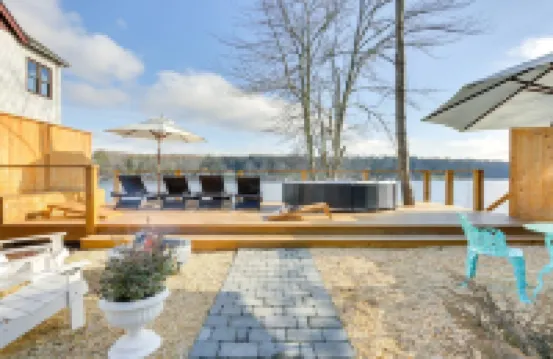 Victorian Lake Oasis | Hot Tub | 30 min to skiing โรงแรมใน