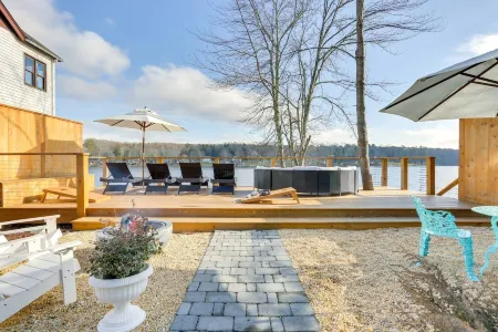 Victorian Lake Oasis | Hot Tub | 30 min to skiing Отели в г. Кошектон