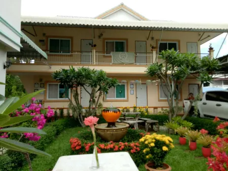 2N Guesthouse Отели в г. Пхетчабури