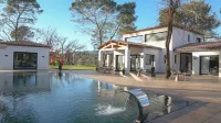 Family Paradise: Cinema, Zip Line & Jacuzzi - navette aéroport
