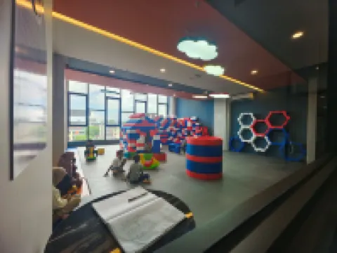 Family-friendly Homey Unit with Parking (5 mins to airport)