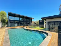 Camberwell Holiday Home With Pool Hotels in 