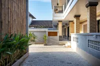 The Tis Guesthouse and Hostel Hotel a 