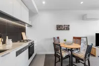 Modern 1b Apt Near Swinburne University Hotels in Hawthorn