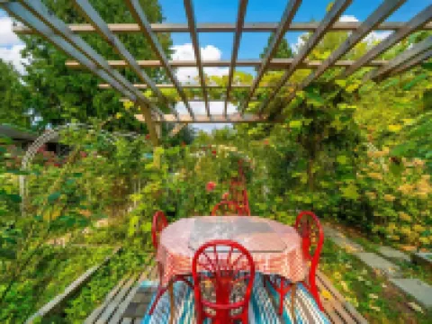 Gorgeous garden 3BR short or long term rental Hotels in Surrey