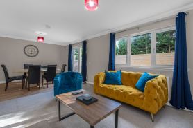 Muirton House 2 - 4 Bed House, 4 Car Driveway, 2 Bathrooms, Smart TVs in every room