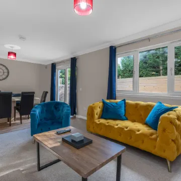 Muirton House 2 - 4 Bed House, 4 Car Driveway, 2 Bathrooms, Smart TVs in every room