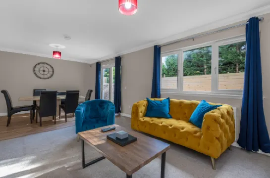 Muirton House 2 - 4 Bed House, 4 Car Driveway, 2 Bathrooms, Smart TVs in every room