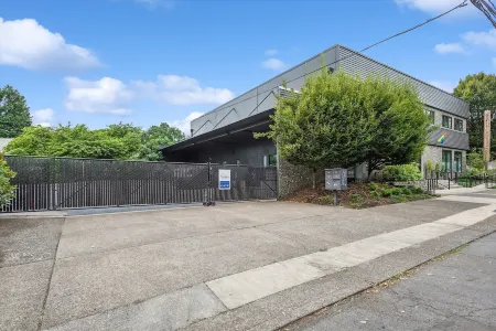 VioletSuitesPDX Boutique Hotel Отели рядом с достопримечательностью «KIDD's Toy Museum»