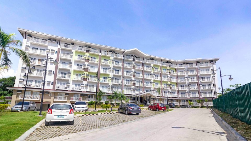 Fresia by J&J | Near Airport w/ Pool and Gym