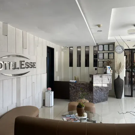 RedDoorz Plus @ Hotel Esse