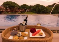 Intimate Riverside Resort Vang Vieng - Infinity Pools