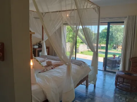 Zambezi Chalet. Game & Canoeing Safaris + Fishing. Hotels in 
