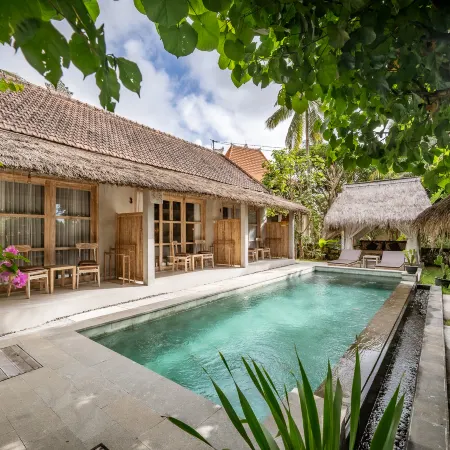 Golden Garuda Cottages at Diamond Beach Hills Отели рядом с достопримечательностью «Холм Букит-Телетабис»