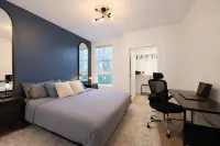 Contemporary Getaway Near Disneyland w Pool & GYM - Homestays