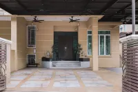 Lux 6BR Home with Private Rooftop Garden Hotel berhampiran Masjid As-Sobirin