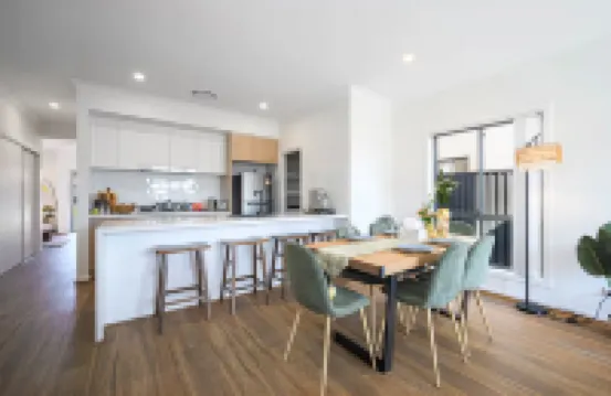 Spacious 5-bedroom building in brilliant Austral with AC