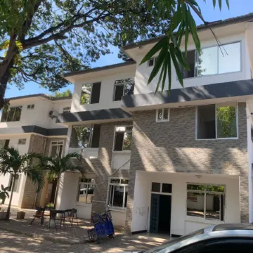 HUASHENG HOTEL Отели рядом с достопримечательностью «Dar Es Salaam War Cemetery»