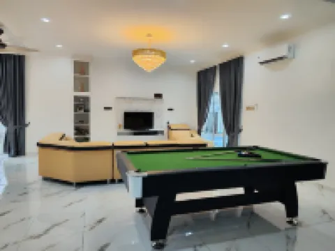 6 BR Villa w Private Swimming Pool Near Klang City