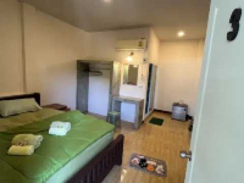 ใบไม้ โรงแรมในเกาะสีชัง