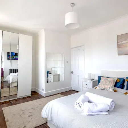 Greener Stays - A Beautiful 3-double bedroom House Отели рядом с достопримечательностью «Тоттенхэм»