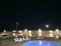The River Inn & Suites - parking